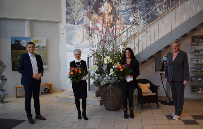 Neustadts Bürgermeister Thomas Memmel (1.v.l.) und Tourismus-Managerin Astrid Rundler (1.v.r.) gratulieren Christine Herzog (2.v.l.) und Thea Söllner (2.v.r.) zum 35-jährigen Dienstjubiläum. 