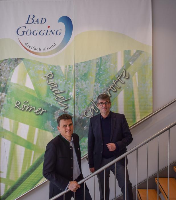 Freuen sich auf eine erfolgreiche und zukunftsweisende Zusammenarbeit: Erster Bürgermeister Thomas Memmel (l.) und der neue Tourismus-Direktor in Bad Gögging, Bernhard Meyer (r.).