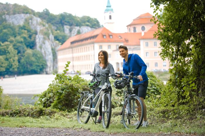 Der ideale Urlaubsort für spannende Ausflüge: Zahlreiche Rad- und Wanderwege laden von Bad Gögging aus ein, die schöne Natur und tolle Sehenswürdigkeiten zu entdecken, wie hier das Kloster Weltenburg. 