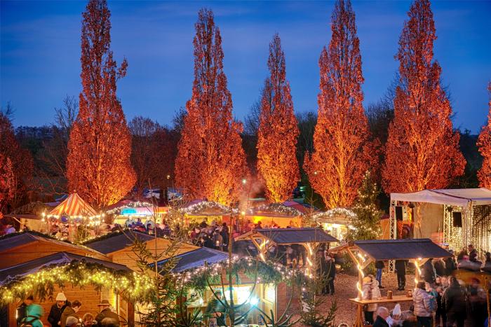 Märchenhafte Weihnachtswelt mit urigem Budendorf, stimmungsvollen Weihnachtsklängen, tollen Aktionen für Kinder, jeder Menge Leckereien und einem Promi zum Anfassen.