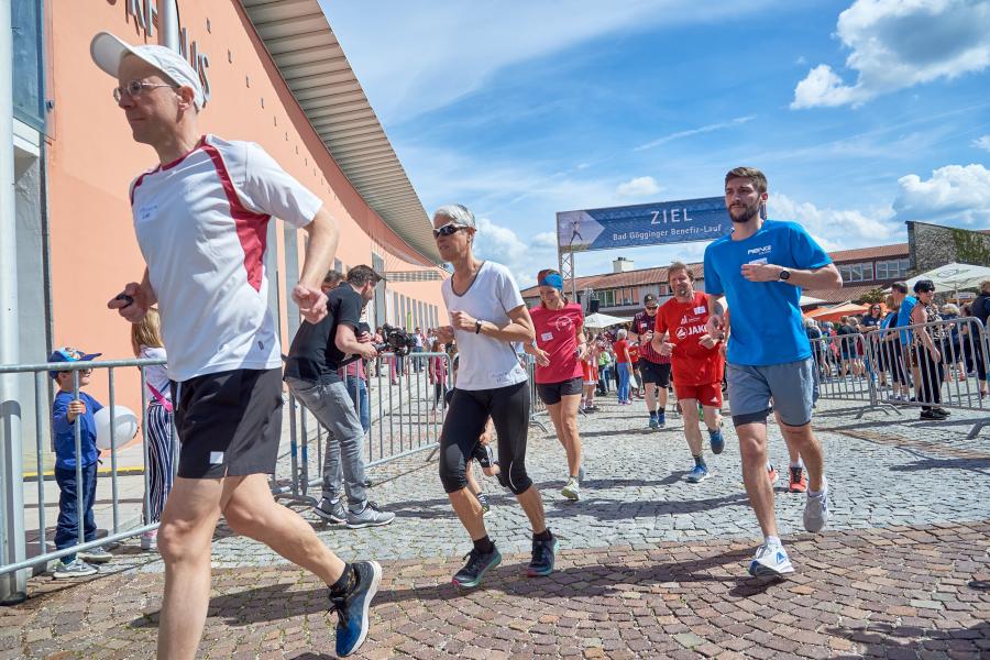 Anmelden - Mitlaufen - Helfen! Beim Benefiz-Lauf in Bad Gögging können Nordic-Walking- und Lauf-Begeisterte für den guten Zweck an den Start gehen.
