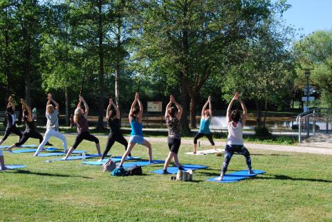 Im Ruhebereich können die Besucher der Bad Gögginger Aktionstage Gesundheit auch unterschiedliche Yoga-Arten testen.
