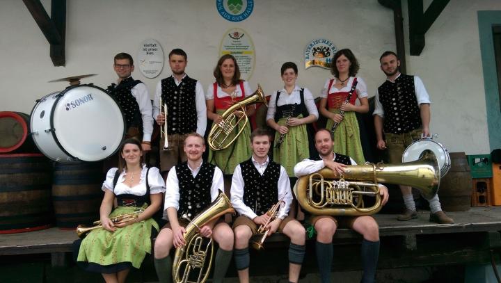 Am Sonntag gibt es einen musikalischen Frühschoppen mit der Blaskapelle Bad Gögging und gegen Abend spielen die Grenzstoarucka. 