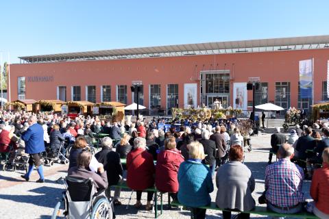Eröffnet wird das Erntedankfest mit einem besonderen Festgottesdienst auf dem Kurplatz, gestaltet von Pfarrer Marcus Lautenbacher und musikalisch begleitet von der Blaskapelle Bad Gögging. 