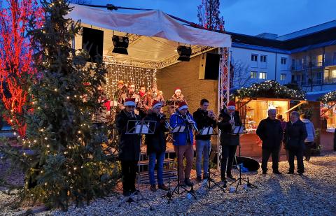 Auf der Bühne sorgten die vielen Musikgruppen für vorweihnachtliche Stimmung, wie z. B. die Stadtkapelle Neustadt a.d.Donau.