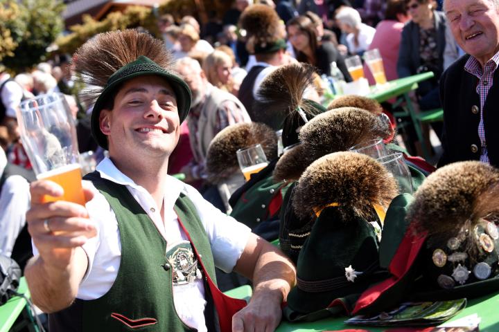 Niederbayerische Lebensfreude und ausgelassene Stimmung erleben. Am 29. September wird in Bad Gögging wieder das traditionelle Erntedankfest gefeiert. 
