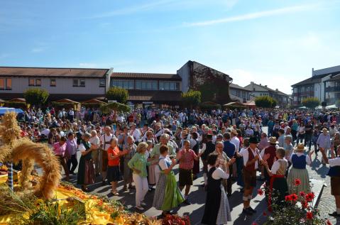 Beim Volkstanz auf dem Erntedankfest in Bad Gögging schwingen die Besucher das Tanzbein. 