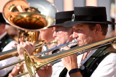 Zünftige bayerische Musik zum Tanzen und Mitschunkeln liefern die verschiedenen Blaskapellen und Musikgruppen beim Erntedankfest. 
