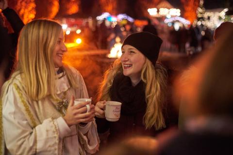 Auf dem Adventsmarkt in Bad Gögging lässt es sich mit würzigem Glühwein, dem süßen Duft von Plätzchen und weihnachtlicher Atmosphäre auf das Fest einstimmen