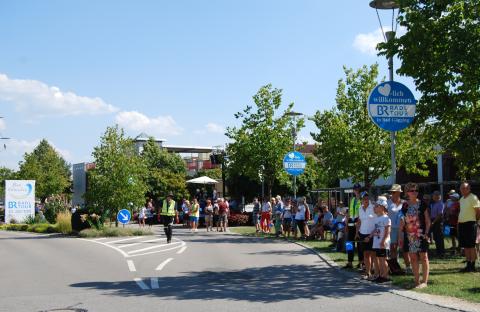 Mit Logos, Bannern und zahlreichen Zuschauern wurden die Radler der BR-Radltour in Bad Gögging öffentlichkeitswirksam begrüßt. 
