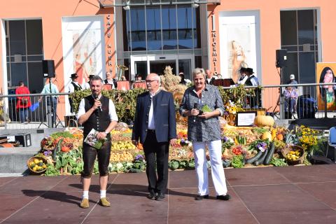 Moderator Rudolf Heinz führte wieder charmant durch das Programm und begrüßte zusammen mit Tourismus-Managerin Astrid Rundler und Neustadts ersten Bürgermeister Thomas Reimer die Besucher des diesjährigen Erntedankfestes.