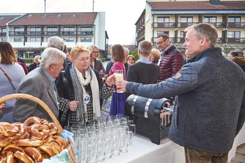 Der Auftakt zum touristischen Frühjahrsempfang fand vor dem Kurhaus bei Jubiläumsbier und Brezen statt.