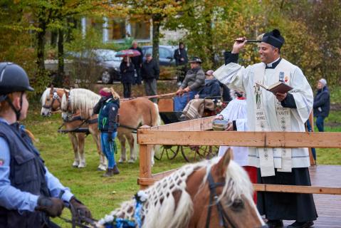 Traditionell wird beim Leonhardiritt der Schutz des Heiligen Leonhard für die Pferde erbeten