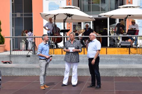 Tourismus-Managerin Astrid Rundler (m.), Moderator Rudolf Heinz (l.) und Neustadts 1. Bürgermeister Thomas Reimer (r.) begrüßten am Kurplatz die Besucher der Bad Gögginger Aktionstage Gesundheit. 