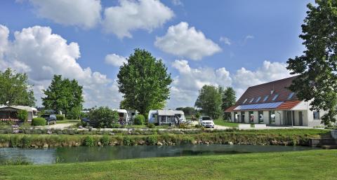 Der idyllische Campingplatz Felbermühle verfügt über 70 Stellplätze, die vom Flüsschen Abens und einem Naturschutzgebiet umgeben sind.