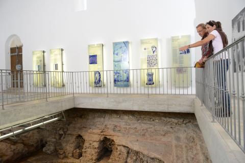 Im Römischen Museum für Kur- und Badewesen in Bad Gögging kann man den Hauptbaderaum mit zentralem Becken, vier Einzelwannen, Badeutensilien sowie die Unterbodenheizung (Hypokaustenheizung) des ältesten römischen Heilbades Bayerns besichtigen