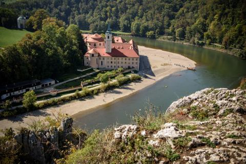 Unweit von Bad Gögging liegt das Naturschutzgebiet „Weltenburger Enge” mit dem imposanten Donau-durchbruch und dem berühmten Kloster Weltenburg.