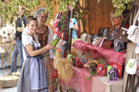 Die Aussteller des Regional- und Kunsthandwerker-Marktes zum Erntedank laden zum Kaufen, Stöbern und Bummeln ein.