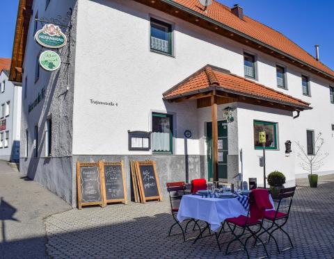 Wie hier beim Gasthaus Alter Wirt in Bad Gögging beteiligen sich in ganz Bayern Gastronomen und Hoteliers an der Aktion „Gedeckter Tisch & Gemachtes Bett“ des Bayerischen Hotel- und Gaststättenverbandes. 