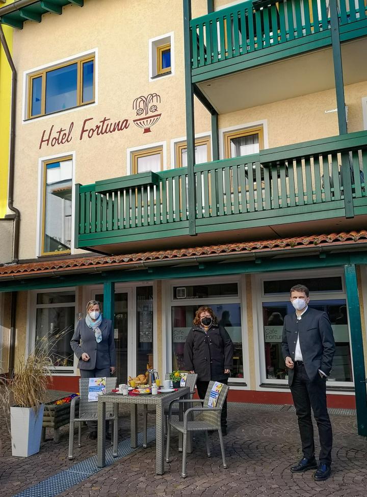 Zusammen mit Melanie Huber vom Hotel Fortuna wurde auch in der Fußgängerzone Bad Göggings auf die Perspektivlosigkeit der Gastronomie und Hotellerie aufmerksam gemacht
