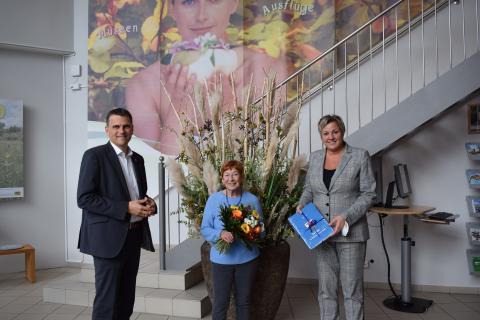 Thomas Memmel, 1.Bürgermeister der Stadt Neustadt a.d.Donau (l.) und Astrid Rundler, Tourismus-Managerin Bad Gögging (r.) bedankten sich bei Gästeführerin Agnes Deschl (m.) für ihr langjähriges Engagement. 
