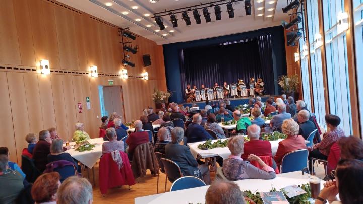 Schon beim Auftaktkonzert im Kurhaus mit der Gruppe „Kelsbachbuam“ und Gstanzlsänger Edi Albrecht war der Kursaal bis auf den letzten Platz gefüllt. 