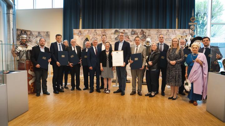 StM Blume bei der Urkundenübergabe anlässlich der Anerkennung des Donaulimes als UNESCO-Welterbe in Künzing.