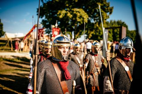 Legionäre in glänzenden Rüstungen, kämpfende Gladiatoren mit Schwertern oder hübsche Römerdamen entführen die Besucher bei Salve Abusina in die vergangene Zeit der Antike. 
