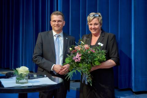 Neustadts Erster Bürgermeister Thomas Memmel (l.) nutzte die Gelegenheit, um Tourismus-Managerin Astrid Rundler (r.) zu verabschieden und ihr für 11 Jahre Arbeit in Bad Gögging zu danken. 