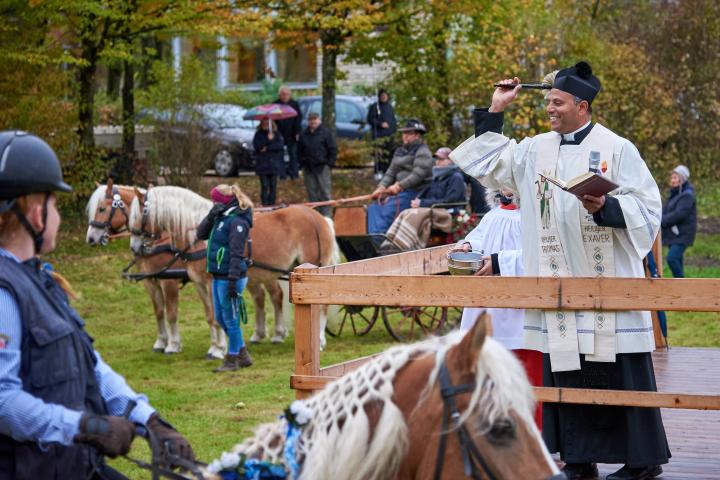 Traditionell wird beim Leonhardiritt der Schutz des Heiligen Leonhard für die Pferde erbeten.