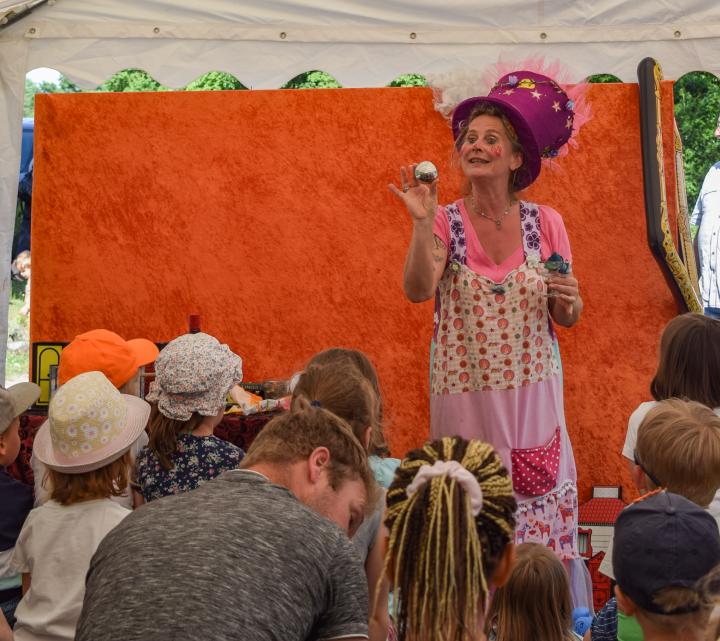Beim Kinder-Zaubertheater mit Monique Sonnenschein gab es für die kleinen Besucher der Aktionstage Gesundheit jede Menge zu lachen und zu staunen. 