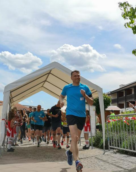 Der Startschuss für die Läufer ist gefallen. Neustadts Erster Bürgermeister Thomas Memmel begleitete die Läufer auf die 10 km lange Strecke. 