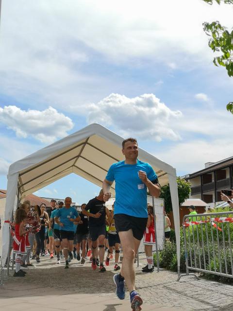 Neustadts Erster Bürgermeister Thomas Memmel gibt den Startschuss und begleitet die Teilnehmer des Benefiz-Laufs. 