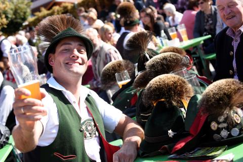 Ausgelassene Stimmung ist garantiert bei der Bayerischen Woche in Bad Gögging, mit dem Highlight am Sonntag, dem traditionellen Erntedankfest. 