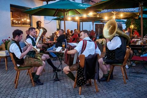 Die Gruppe „Altbairisch Blech“ sorgte mit der Wirtshausmusi am Donnerstag der Bayerischen Woche für zünftige Stimmung, wie hier beim Alten Wirt. 